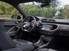 Audi Q3. Выпускается с 2018 года. Восемь базовых комплектаций. Цены от 2 760 000 до 3 425 000 руб.Двигатель от 1.4 до 2.0, бензиновый. Привод передний и полный. КПП: роботизированная.