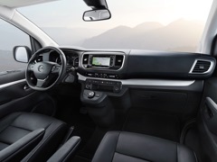Opel Zafira Life. Выпускается с 2019 года. Пять базовых комплектаций. Цены от 4 289 900 до 4 789 900 руб.Двигатель 2.0, дизельный. Привод передний и полный. КПП: автоматическая.