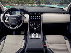 Land Rover Discovery Sport. Выпускается с 2019 года. Двадцать четыре базовые комплектации. Цены от 3 120 000 до 4 334 000 руб.Двигатель 2.0, бензиновый и дизельный. Привод полный. КПП: автоматическая.