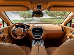 Aston Martin DBX. Выпускается с 2019 года. Одна базовая комплектация. Цена 18 245 000 руб.Двигатель 4.0, бензиновый. Привод полный. КПП: автоматическая.