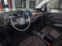 BMW i3. Выпускается с 2017 года. Две базовые комплектации. Цены от 3 840 000 до 4 140 000 руб.Привод задний. КПП: автоматическая.