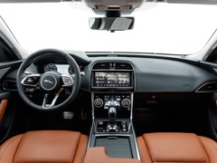 Jaguar XE. Выпускается с 2019 года. Десять базовых комплектаций. Цены от 2 934 000 до 3 874 000 руб.Двигатель 2.0, дизельный и бензиновый. Привод задний и полный. КПП: автоматическая.