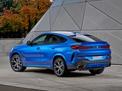 BMW X6. Выпускается с 2019 года. Пять базовых комплектаций. Цены от 6 950 000 до 8 970 000 руб.Двигатель от 3.0 до 4.4, дизельный и бензиновый. Привод полный. КПП: автоматическая.
