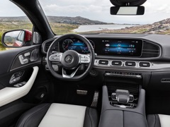 Mercedes-Benz GLE Coupe. Выпускается с 2018 года. Три базовые комплектации. Цены от 7 770 000 до 8 750 000 руб.Двигатель от 2.9 до 3.0, дизельный и бензиновый. Привод полный. КПП: автоматическая.