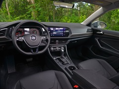 Volkswagen Jetta. Выпускается с 2018 года. Шесть базовых комплектаций. Цены от 1 627 000 до 2 002 000 руб.Двигатель от 1.4 до 1.6, бензиновый. Привод передний. КПП: механическая и автоматическая.