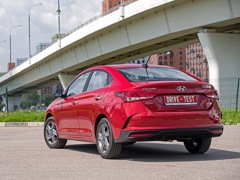 Hyundai Solaris. Выпускается с 2020 года. Одиннадцать базовых комплектаций. Цены от 1 408 000 до 1 727 000 руб.Двигатель от 1.4 до 1.6, бензиновый. Привод передний. КПП: механическая и автоматическая.