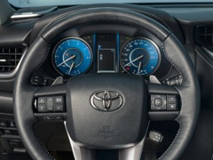 Toyota Fortuner. Выпускается с 2020 года. Четыре базовые комплектации. Цены от 2 919 000 до 3 873 500 руб.Двигатель от 2.7 до 2.8, бензиновый и дизельный. Привод полный. КПП: механическая и автоматическая.