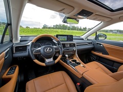 Lexus RX. Выпускается с 2019 года. Двенадцать базовых комплектаций. Цены от 4 350 000 до 7 224 000 руб.Двигатель от 2.0 до 3.5, бензиновый и гибридный. Привод передний и полный. КПП: автоматическая и вариатор.