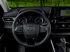 Toyota Highlander. Выпускается с 2020 года. Две базовые комплектации. Цены от 4 193 000 до 4 785 000 руб.Двигатель 3.5, бензиновый. Привод полный. КПП: автоматическая.