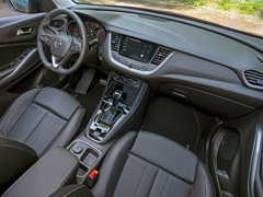 Opel Grandland X. Выпускается с 2017 года. Три базовые комплектации. Цены от 2 129 000 до 2 549 000 руб.Двигатель 1.6, бензиновый. Привод передний. КПП: автоматическая.