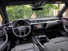 Audi e-tron. Выпускается с 2018 года. Четыре базовые комплектации. Цены от 6 610 000 до 7 425 000 руб.Привод полный. КПП: автоматическая.
