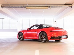 Porsche 911 Carrera Targa. Выпускается с 2020 года. Три базовые комплектации. Цены от 10 340 000 до 13 030 000 руб.Двигатель 3.0, бензиновый. Привод полный. КПП: роботизированная.