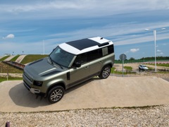 Land Rover Defender 110. Выпускается с 2019 года. Пятнадцать базовых комплектаций. Цены от 4 634 000 до 7 973 000 руб.Двигатель от 2.0 до 3.0, дизельный и бензиновый. Привод полный. КПП: автоматическая.