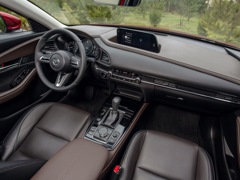 Mazda CX-30. Выпускается с 2019 года. Пять базовых комплектаций. Цены от 1 695 000 до 2 218 000 руб.Двигатель 2.0, бензиновый. Привод передний и полный. КПП: механическая и автоматическая.