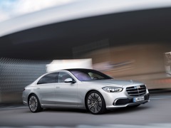 Mercedes-Benz S. Выпускается с 2020 года. Четыре базовые комплектации. Цены от 11 120 000 до 13 370 000 руб.Двигатель от 2.9 до 3.0, дизельный и бензиновый. Привод полный. КПП: автоматическая.