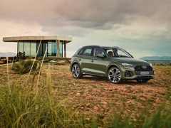 Audi Q5. Выпускается с 2020 года. Восемь базовых комплектаций. Цены от 4 590 000 до 5 227 000 руб.Двигатель от 2.0 до 3.0, бензиновый и дизельный. Привод полный. КПП: роботизированная и автоматическая.