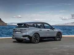 BMW iX. Выпускается с 2021 года. Одна базовая комплектация. Цена 8 500 000 руб.Привод полный. КПП: автоматическая.