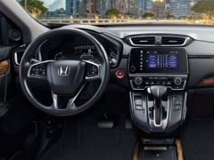 Honda CR-V. Выпускается с 2019 года. Три базовые комплектации. Цены от 3 087 900 до 3 418 900 руб.Двигатель 2.4, бензиновый. Привод полный. КПП: вариатор.