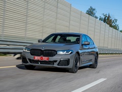 BMW 5 Series Sedan. Выпускается с 2020 года. Семь базовых комплектаций. Цены от 4 200 000 до 8 120 000 руб.Двигатель от 2.0 до 4.4, бензиновый и дизельный. Привод задний и полный. КПП: автоматическая.