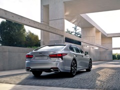 Lexus LS. Выпускается с 2020 года. Шесть базовых комплектаций. Цены от 7 408 000 до 11 621 000 руб.Двигатель от 3.4 до 3.5, бензиновый. Привод задний и полный. КПП: автоматическая.