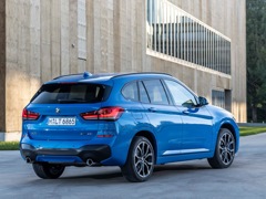 BMW X1. Выпускается с 2019 года. Три базовые комплектации. Цены от 3 280 000 до 3 620 000 руб.Двигатель от 1.5 до 2.0, бензиновый и дизельный. Привод передний и полный. КПП: роботизированная и автоматическая.