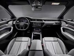 Audi e-tron Sportback. Выпускается с 2018 года. Четыре базовые комплектации. Цены от 6 815 000 до 7 630 000 руб.Привод полный. КПП: автоматическая.