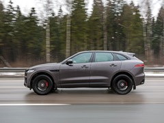 Jaguar F-Pace. Выпускается с 2020 года. Шестнадцать базовых комплектаций. Цены от 4 734 000 до 8 605 000 руб.Двигатель от 2.0 до 5.0, дизельный и бензиновый. Привод полный. КПП: автоматическая.