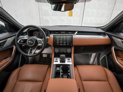Jaguar F-Pace. Выпускается с 2020 года. Шестнадцать базовых комплектаций. Цены от 4 734 000 до 8 605 000 руб.Двигатель от 2.0 до 5.0, дизельный и бензиновый. Привод полный. КПП: автоматическая.