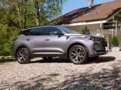 Chery Tiggo 7 Pro MAX. Выпускается с 2024 года. Шесть базовых комплектаций. Цены от 2 780 000 до 3 370 000 руб.Двигатель 1.6, бензиновый. Привод передний и полный. КПП: роботизированная.