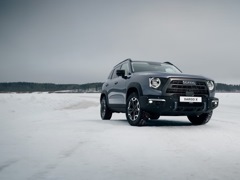 Haval Dargo X. Выпускается с 2022 года. Две базовые комплектации. Цены от 3 349 000 до 3 549 000 руб.Двигатель 2.0, бензиновый. Привод полный. КПП: роботизированная.