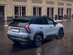 Geely Atlas. Выпускается с 2023 года. Шесть базовых комплектаций. Цены от 3 517 190 до 4 017 190 руб.Двигатель 2.0, бензиновый. Привод передний и полный. КПП: роботизированная и автоматическая.