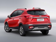 JAC JS3. Выпускается с 2020 года. Две базовые комплектации. Цены от 1 889 000 до 1 989 000 руб.Двигатель 1.6, бензиновый. Привод передний. КПП: механическая и вариатор.