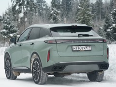 Exeed RX. Выпускается с 2023 года. Четыре базовые комплектации. Цены от 4 750 000 до 5 490 000 руб.Двигатель 2.0, бензиновый. Привод полный. КПП: роботизированная и автоматическая.