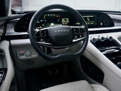 Exeed RX. Выпускается с 2023 года. Четыре базовые комплектации. Цены от 4 750 000 до 5 490 000 руб.Двигатель 2.0, бензиновый. Привод полный. КПП: роботизированная и автоматическая.