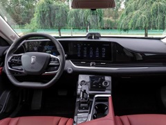 FAW Bestune B70 (2020). Выпускается с 2020 года. Шесть базовых комплектаций. Цены от 2 374 000 до 2 901 000 руб.Двигатель от 1.5 до 2.0, бензиновый. Привод передний. КПП: роботизированная и автоматическая.