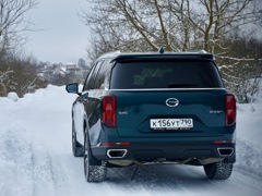 GAC GS8. Выпускается с 2021 года. Четыре базовые комплектации. Цены от 3 999 000 до 4 749 000 руб.Двигатель 2.0, бензиновый. Привод полный. КПП: автоматическая.