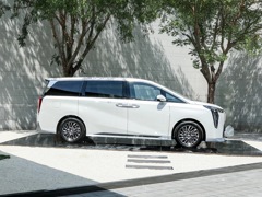 GAC M8. Выпускается с 2023 года. Четыре базовые комплектации. Цены от 5 499 999 до 6 499 999 руб.Двигатель 2.0, бензиновый. Привод передний. КПП: автоматическая.