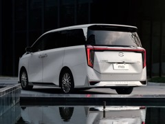 GAC M8. Выпускается с 2023 года. Четыре базовые комплектации. Цены от 5 499 999 до 6 499 999 руб.Двигатель 2.0, бензиновый. Привод передний. КПП: автоматическая.