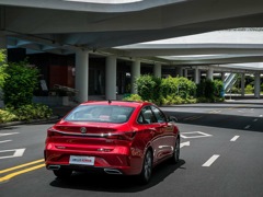 Changan Eado Plus. Выпускается с 2020 года. Две базовые комплектации. Цены от 2 439 900 до 2 509 900 руб.Двигатель 1.4, бензиновый. Привод передний. КПП: роботизированная.