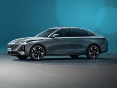 Changan Lamore. Выпускается с 2023 года. Одна базовая комплектация. Цена 2 869 900 руб.Двигатель 1.5, бензиновый. Привод передний. КПП: роботизированная.