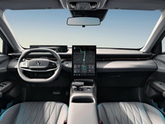 Changan Lamore. Выпускается с 2023 года. Одна базовая комплектация. Цена 2 869 900 руб.Двигатель 1.5, бензиновый. Привод передний. КПП: роботизированная.