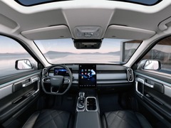 Jaecoo J7. Выпускается с 2023 года. Восемь базовых комплектаций. Цены от 2 959 900 до 4 009 900 руб.Двигатель 1.6, бензиновый. Привод передний и полный. КПП: роботизированная.