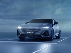 Changan UNI-V. Выпускается с 2022 года. Четыре базовые комплектации. Цены от 3 069 900 до 3 209 900 руб.Двигатель 1.5, бензиновый. Привод передний. КПП: роботизированная.