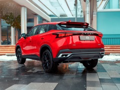 Omoda C5. Выпускается с 2024 года. Шесть базовых комплектаций. Цены от 2 569 900 до 3 309 900 руб.Двигатель 1.6, бензиновый. Привод передний и полный. КПП: вариатор и роботизированная.