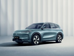 Geely EX5. Выпускается с 2025 года. Две базовые комплектации. Цены от 4 099 990 до 4 399 990 руб.Привод передний. КПП: автоматическая.