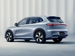 Geely EX5. Выпускается с 2025 года. Две базовые комплектации. Цены от 4 099 990 до 4 399 990 руб.Привод передний. КПП: автоматическая.