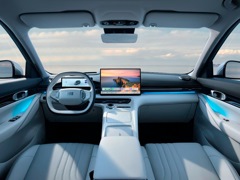Geely EX5. Выпускается с 2025 года. Две базовые комплектации. Цены от 4 099 990 до 4 399 990 руб.Привод передний. КПП: автоматическая.