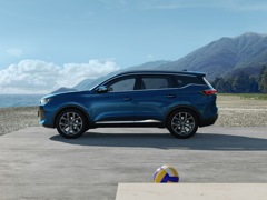 Chery Tiggo 7L. Выпускается с 2024 года. Три базовые комплектации. Цены от 2 780 000 до 3 100 000 руб.Двигатель 1.6, бензиновый. Привод передний. КПП: роботизированная.