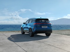 Chery Tiggo 7L. Выпускается с 2024 года. Три базовые комплектации. Цены от 2 780 000 до 3 100 000 руб.Двигатель 1.6, бензиновый. Привод передний. КПП: роботизированная.