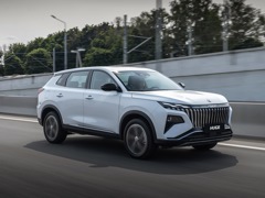 Dongfeng Huge. Выпускается с 2022 года. Две базовые комплектации. Цены от 2 990 000 до 3 140 000 руб.Двигатель 1.5, бензиновый. Привод передний. КПП: роботизированная.